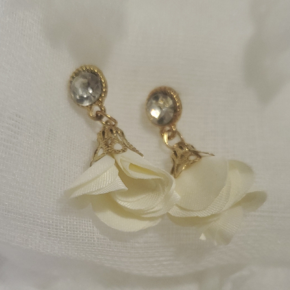 Chic Gold and Cream Floral Earrings